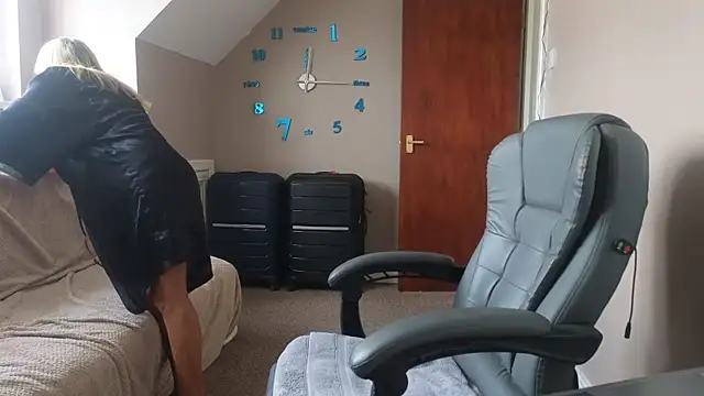 hollyjanesmith online show from 8, 10, 2025