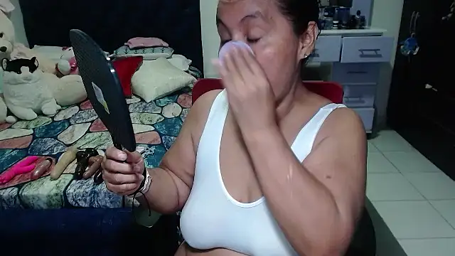 Snapshot of pervert_mommy_ chatting on 27, 10, 2025 pervert mommy  online show from 27, 10, 2025