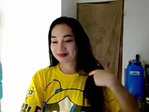 Snapshot of SweetLilly_18 chatting on 11, 1, 2025 SweetLilly 18 online show from 11, 1, 2025