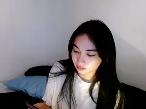 Snapshot of SweetLilly_18 chatting on 4, 3, 2025 SweetLilly 18 online show from 4, 3, 2025