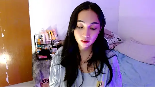 Snapshot of SweetLilly_18 chatting on 19, 10, 2025 SweetLilly 18 online show from 19, 10, 2025