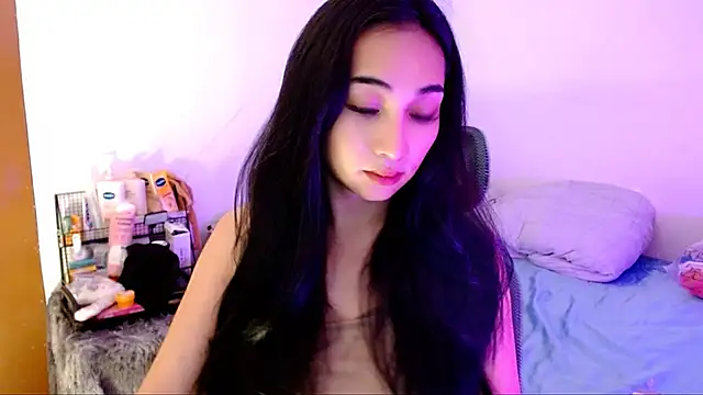 Snapshot of SweetLilly_18 chatting on 25, 10, 2025 SweetLilly 18 online show from 25, 10, 2025