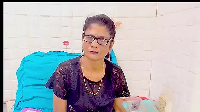 Snapshot of IndianAllure chatting on 1, 4, 2026 IndianAllure online show from 1, 4, 2026