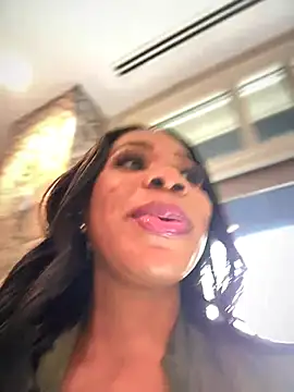 Snapshot of Belle___ chatting on 12, 10, 2025 Belle online show from 12, 10, 2025