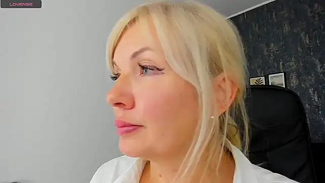 Snapshot of Abby_Moore_ chatting on 5, 12, 2024 Abby Moore online show from 5, 12, 2024