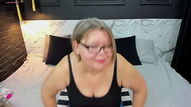 Snapshot of Shannonshine chatting on 6, 2, 2025 Shannonshine online show from 6, 2, 2025