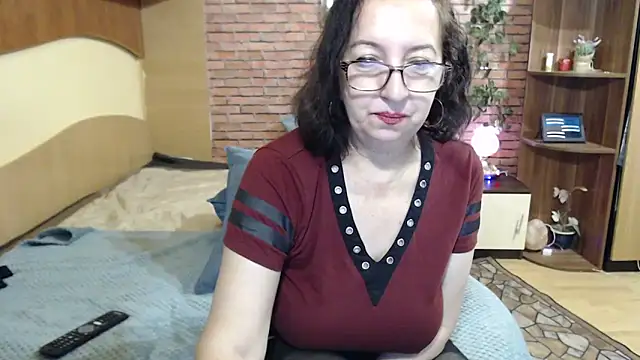 Snapshot of EvelyneFlirtyMilf chatting on 2, 3, 2026 EvelyneFlirtyMilf online show from 2, 3, 2026