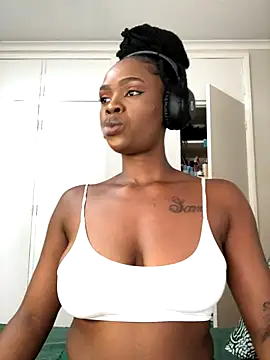 Snapshot of LuciousLips96 chatting on 12, 10, 2025 LuciousLips96 online show from 12, 10, 2025