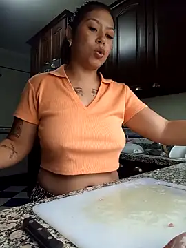 Snapshot of little_susie chatting on 21, 10, 2025 little susie online show from 21, 10, 2025