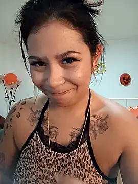 Snapshot of little_susie chatting on 28, 10, 2025 little susie online show from 28, 10, 2025