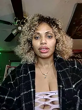 Snapshot of LiaNicolePink chatting on 19, 2, 2025 LiaNicolePink online show from 19, 2, 2025