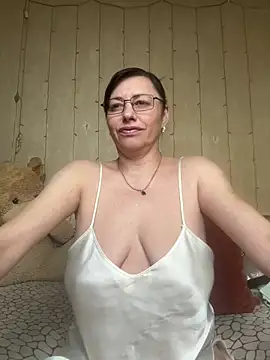 Amberhotqueen online show from 10, 4, 2026