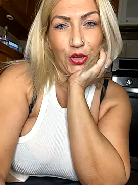 Snapshot of LittleMissEeve chatting on 13, 9, 2025 LittleMissEeve online show from 13, 9, 2025