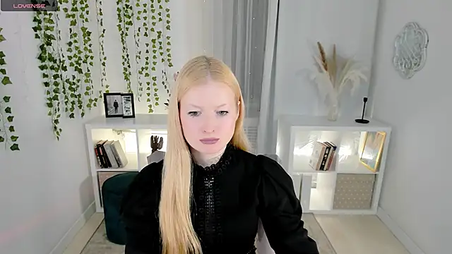 Laly Peach online show from 14, 11, 2025