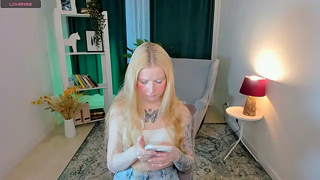 Laly Peach online show from 30, 4, 2026