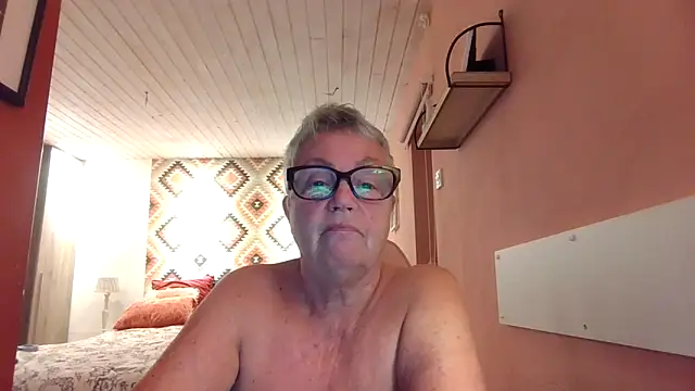 GrannyChrissy68 online show from 17, 9, 2025