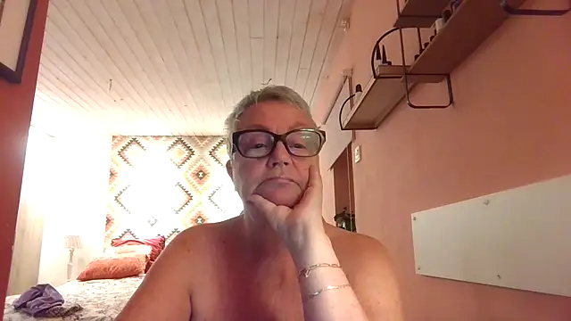 GrannyChrissy68 online show from 1, 12, 2025