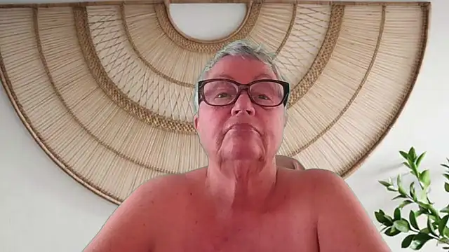 GrannyChrissy68 online show from 13, 5, 2026