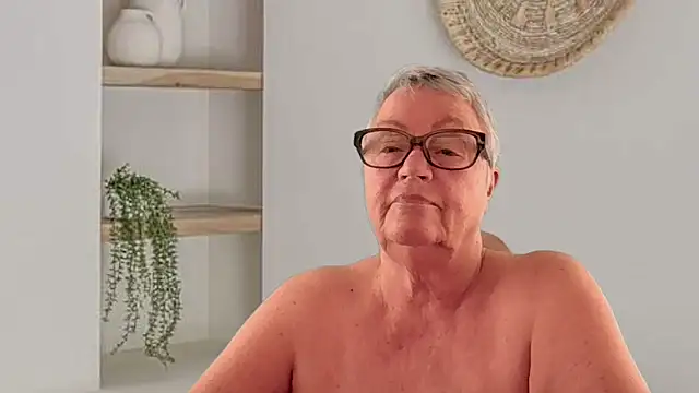 GrannyChrissy68 online show from 28, 5, 2026