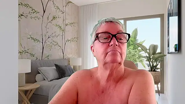 GrannyChrissy68 online show from 17, 6, 2026