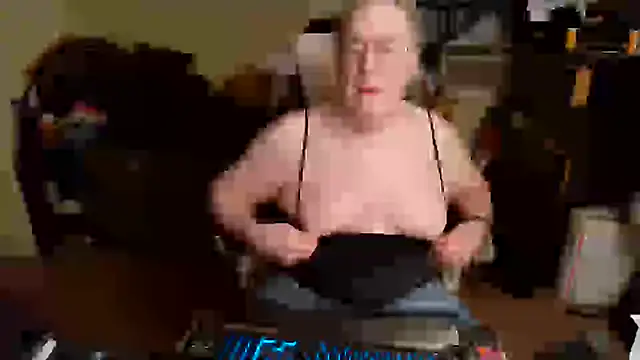 Snapshot of Toastir chatting on 6, 2, 2025 Toastir online show from 6, 2, 2025