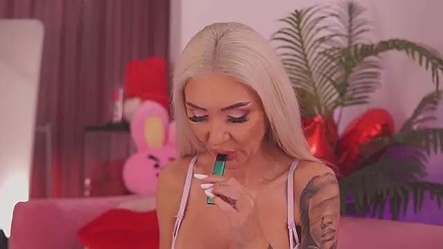 Snapshot of fallingangel chatting on 12, 11, 2025 fallingangel online show from 12, 11, 2025