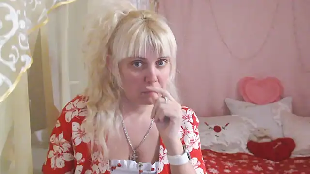 SunnySylvia online show from 15, 12, 2025