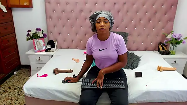 Snapshot of CharlotteWilliams chatting on 5, 12, 2024 CharlotteWilliams online show from 5, 12, 2024