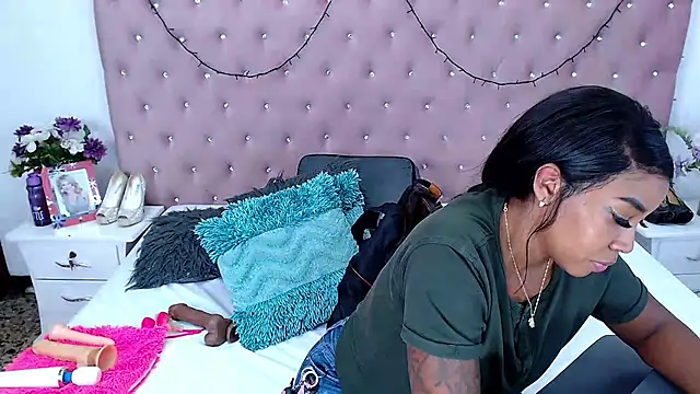 Snapshot of CharlotteWilliams chatting on 9, 1, 2025 CharlotteWilliams online show from 9, 1, 2025