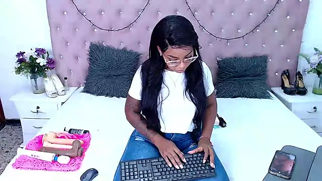 Snapshot of CharlotteWilliams chatting on 16, 1, 2025 CharlotteWilliams online show from 16, 1, 2025