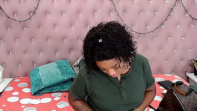 Snapshot of CharlotteWilliams chatting on 4, 3, 2025 CharlotteWilliams online show from 4, 3, 2025
