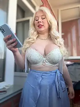 LaraHollywood online show from 1, 10, 2025