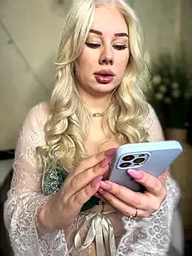 LaraHollywood online show from 14, 10, 2025