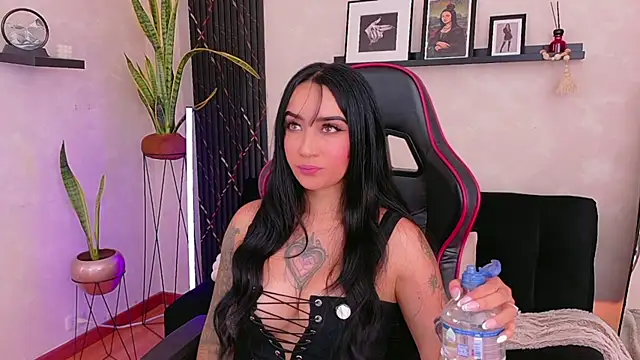EmmyEvans1 online show from 22, 4, 2026