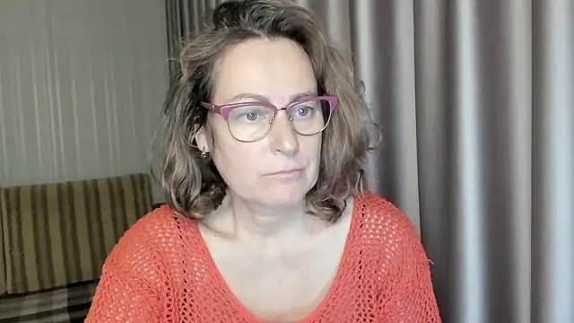 Snapshot of lauraoven chatting on 9, 12, 2024 lauraoven online show from 9, 12, 2024