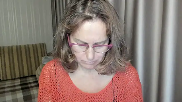 Snapshot of lauraoven chatting on 10, 12, 2024 lauraoven online show from 10, 12, 2024
