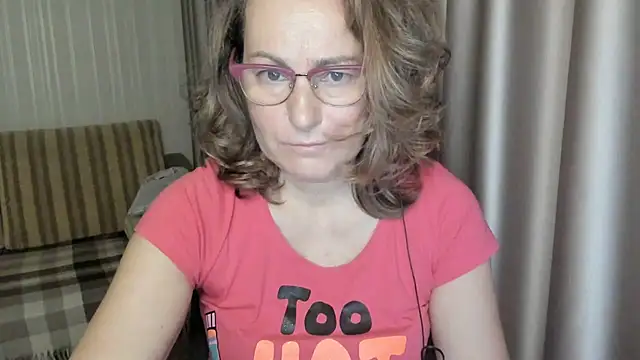 Snapshot of lauraoven chatting on 11, 12, 2024 lauraoven online show from 11, 12, 2024