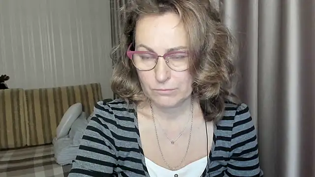 Snapshot of lauraoven chatting on 17, 12, 2024 lauraoven online show from 17, 12, 2024