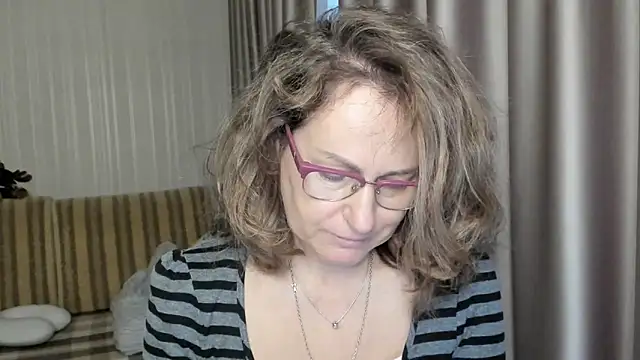 Snapshot of lauraoven chatting on 17, 12, 2024 lauraoven online show from 17, 12, 2024