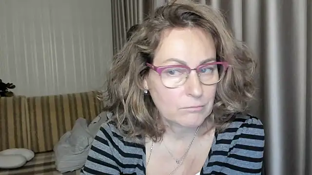 Snapshot of lauraoven chatting on 17, 12, 2024 lauraoven online show from 17, 12, 2024