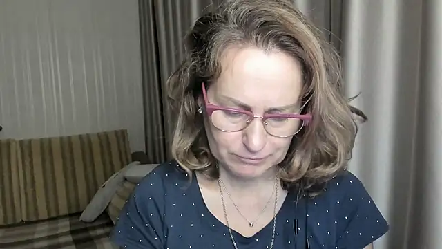 Snapshot of lauraoven chatting on 21, 12, 2024 lauraoven online show from 21, 12, 2024