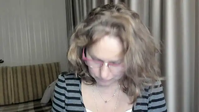 Snapshot of lauraoven chatting on 22, 12, 2024 lauraoven online show from 22, 12, 2024