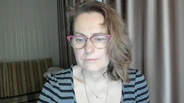 Snapshot of lauraoven chatting on 23, 12, 2024 lauraoven online show from 23, 12, 2024