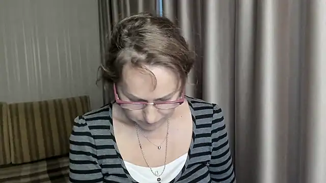 Snapshot of lauraoven chatting on 23, 12, 2024 lauraoven online show from 23, 12, 2024