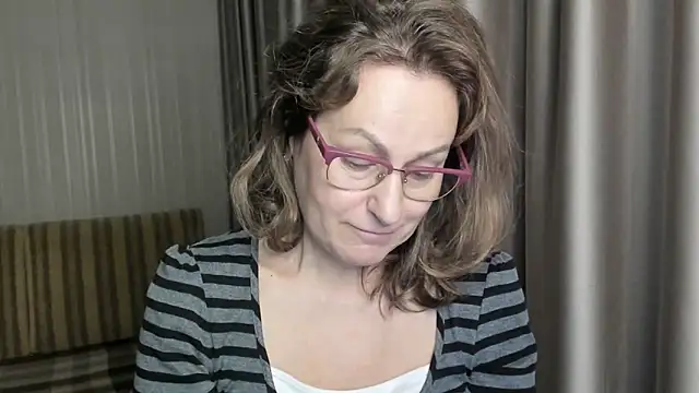 Snapshot of lauraoven chatting on 24, 12, 2024 lauraoven online show from 24, 12, 2024
