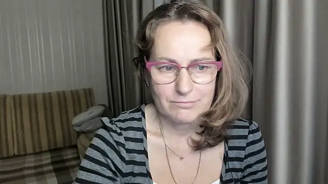 Snapshot of lauraoven chatting on 27, 12, 2024 lauraoven online show from 27, 12, 2024