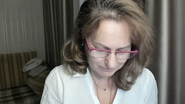 Snapshot of lauraoven chatting on 5, 1, 2025 lauraoven online show from 5, 1, 2025