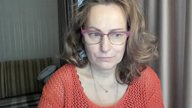 Snapshot of lauraoven chatting on 8, 1, 2025 lauraoven online show from 8, 1, 2025