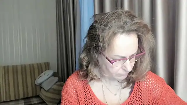 Snapshot of lauraoven chatting on 10, 1, 2025 lauraoven online show from 10, 1, 2025