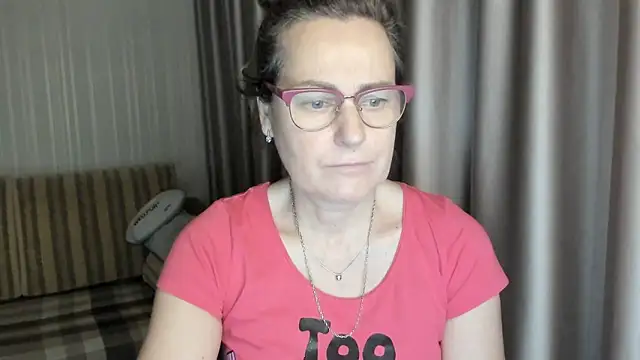 Snapshot of lauraoven chatting on 11, 1, 2025 lauraoven online show from 11, 1, 2025